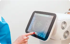 Ecografo durante ecocolordoppler cardiaco